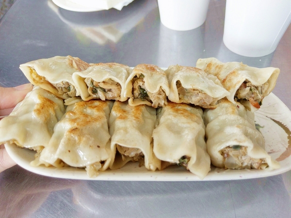 幸福廚房早午餐：幸福廚房早午餐-美村路早午餐  鄰近審計新村  手工製作餅皮  每天都有不同顏色和口味  猜猜明天哪一味？