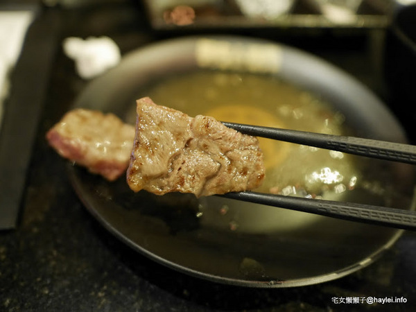 筋肉人焼肉 キン肉マン焼き肉：新竹北區/中正路/澳洲和牛/燒烤美食/筋肉人焼肉-美味雞湯無限供應，調入鮮蔥、鹽蔥美味加乘無法擋、飽啖M11等級的澳洲巧克力純血和牛澳洲巧克力純血和牛軟嫩甜香好好吃，環境舒適，佳節聚餐好選項！