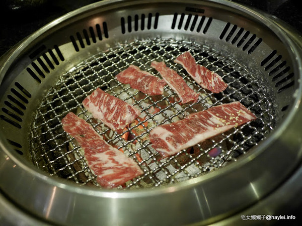 筋肉人焼肉 キン肉マン焼き肉：新竹北區/中正路/澳洲和牛/燒烤美食/筋肉人焼肉-美味雞湯無限供應，調入鮮蔥、鹽蔥美味加乘無法擋、飽啖M11等級的澳洲巧克力純血和牛澳洲巧克力純血和牛軟嫩甜香好好吃，環境舒適，佳節聚餐好選項！