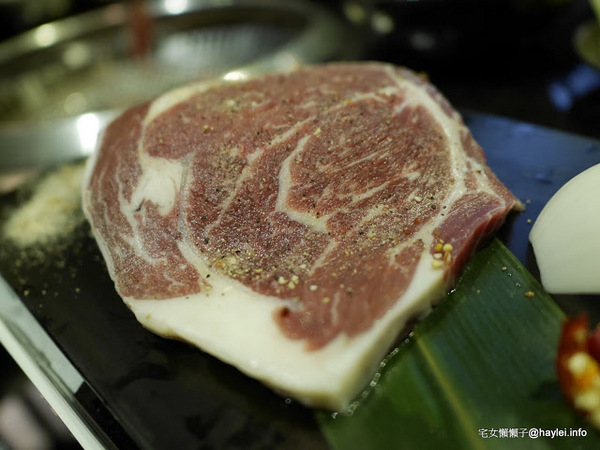 筋肉人焼肉 キン肉マン焼き肉：新竹北區/中正路/澳洲和牛/燒烤美食/筋肉人焼肉-美味雞湯無限供應，調入鮮蔥、鹽蔥美味加乘無法擋、飽啖M11等級的澳洲巧克力純血和牛澳洲巧克力純血和牛軟嫩甜香好好吃，環境舒適，佳節聚餐好選項！