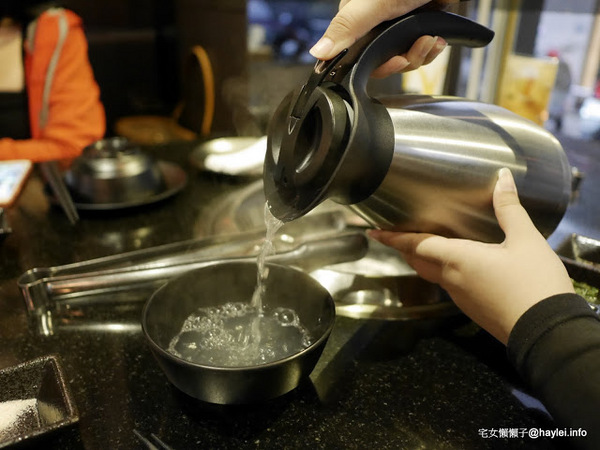 筋肉人焼肉 キン肉マン焼き肉：新竹北區/中正路/澳洲和牛/燒烤美食/筋肉人焼肉-美味雞湯無限供應，調入鮮蔥、鹽蔥美味加乘無法擋、飽啖M11等級的澳洲巧克力純血和牛澳洲巧克力純血和牛軟嫩甜香好好吃，環境舒適，佳節聚餐好選項！