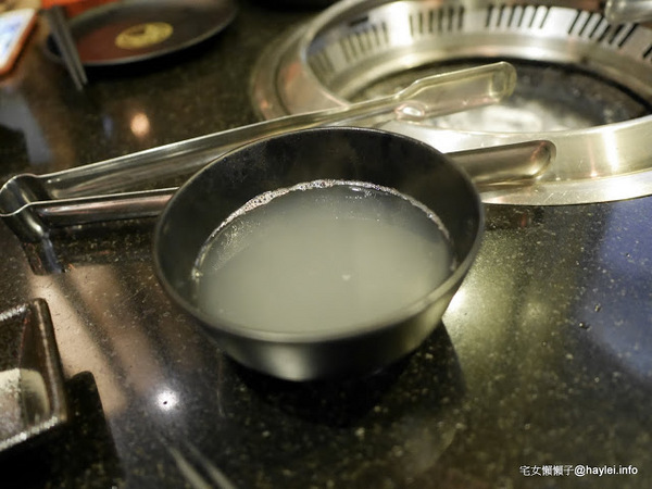 筋肉人焼肉 キン肉マン焼き肉：新竹北區/中正路/澳洲和牛/燒烤美食/筋肉人焼肉-美味雞湯無限供應，調入鮮蔥、鹽蔥美味加乘無法擋、飽啖M11等級的澳洲巧克力純血和牛澳洲巧克力純血和牛軟嫩甜香好好吃，環境舒適，佳節聚餐好選項！