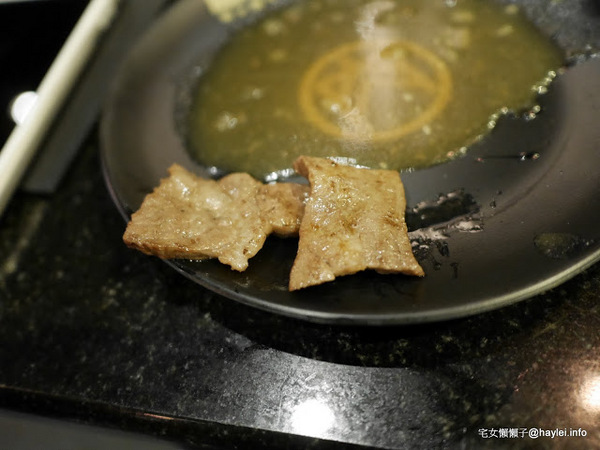 筋肉人焼肉 キン肉マン焼き肉：新竹北區/中正路/澳洲和牛/燒烤美食/筋肉人焼肉-美味雞湯無限供應，調入鮮蔥、鹽蔥美味加乘無法擋、飽啖M11等級的澳洲巧克力純血和牛澳洲巧克力純血和牛軟嫩甜香好好吃，環境舒適，佳節聚餐好選項！