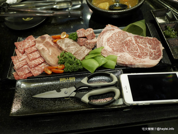 筋肉人焼肉 キン肉マン焼き肉：新竹北區/中正路/澳洲和牛/燒烤美食/筋肉人焼肉-美味雞湯無限供應，調入鮮蔥、鹽蔥美味加乘無法擋、飽啖M11等級的澳洲巧克力純血和牛澳洲巧克力純血和牛軟嫩甜香好好吃，環境舒適，佳節聚餐好選項！