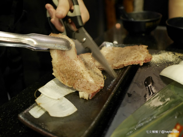 筋肉人焼肉 キン肉マン焼き肉：新竹北區/中正路/澳洲和牛/燒烤美食/筋肉人焼肉-美味雞湯無限供應，調入鮮蔥、鹽蔥美味加乘無法擋、飽啖M11等級的澳洲巧克力純血和牛澳洲巧克力純血和牛軟嫩甜香好好吃，環境舒適，佳節聚餐好選項！