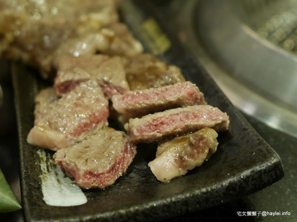 筋肉人焼肉 キン肉マン焼き肉：新竹北區/中正路/澳洲和牛/燒烤美食/筋肉人焼肉-美味雞湯無限供應，調入鮮蔥、鹽蔥美味加乘無法擋、飽啖M11等級的澳洲巧克力純血和牛澳洲巧克力純血和牛軟嫩甜香好好吃，環境舒適，佳節聚餐好選項！