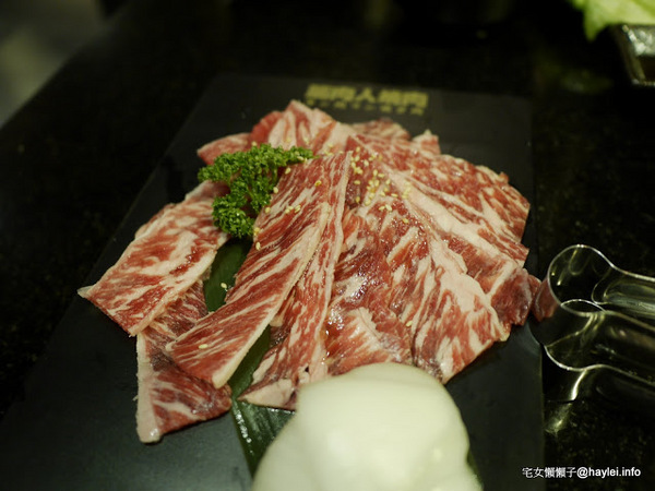 筋肉人焼肉 キン肉マン焼き肉：新竹北區/中正路/澳洲和牛/燒烤美食/筋肉人焼肉-美味雞湯無限供應，調入鮮蔥、鹽蔥美味加乘無法擋、飽啖M11等級的澳洲巧克力純血和牛澳洲巧克力純血和牛軟嫩甜香好好吃，環境舒適，佳節聚餐好選項！