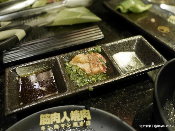 筋肉人焼肉 キン肉マン焼き肉：新竹北區/中正路/澳洲和牛/燒烤美食/筋肉人焼肉-美味雞湯無限供應，調入鮮蔥、鹽蔥美味加乘無法擋、飽啖M11等級的澳洲巧克力純血和牛澳洲巧克力純血和牛軟嫩甜香好好吃，環境舒適，佳節聚餐好選項！