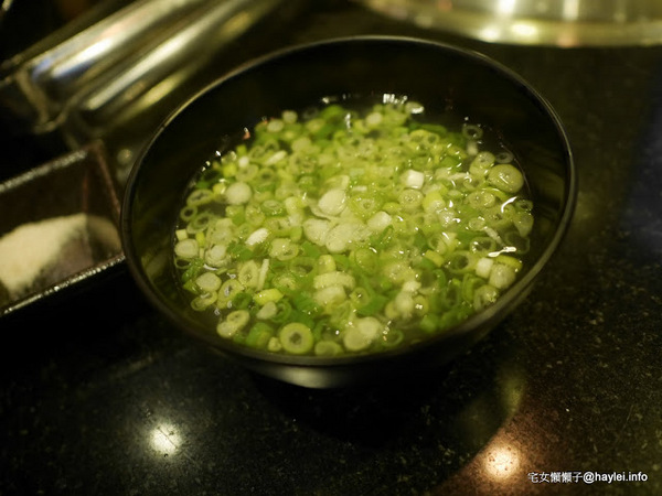 筋肉人焼肉 キン肉マン焼き肉：新竹北區/中正路/澳洲和牛/燒烤美食/筋肉人焼肉-美味雞湯無限供應，調入鮮蔥、鹽蔥美味加乘無法擋、飽啖M11等級的澳洲巧克力純血和牛澳洲巧克力純血和牛軟嫩甜香好好吃，環境舒適，佳節聚餐好選項！
