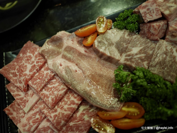 筋肉人焼肉 キン肉マン焼き肉：新竹北區/中正路/澳洲和牛/燒烤美食/筋肉人焼肉-美味雞湯無限供應，調入鮮蔥、鹽蔥美味加乘無法擋、飽啖M11等級的澳洲巧克力純血和牛澳洲巧克力純血和牛軟嫩甜香好好吃，環境舒適，佳節聚餐好選項！