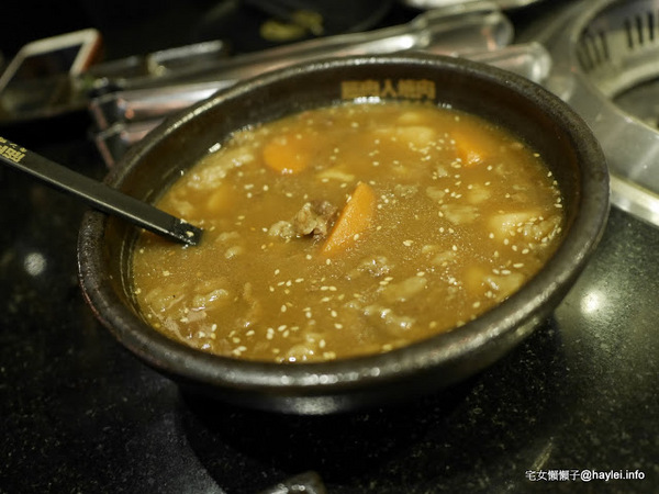 筋肉人焼肉 キン肉マン焼き肉：新竹北區/中正路/澳洲和牛/燒烤美食/筋肉人焼肉-美味雞湯無限供應，調入鮮蔥、鹽蔥美味加乘無法擋、飽啖M11等級的澳洲巧克力純血和牛澳洲巧克力純血和牛軟嫩甜香好好吃，環境舒適，佳節聚餐好選項！