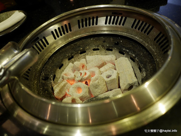 筋肉人焼肉 キン肉マン焼き肉：新竹北區/中正路/澳洲和牛/燒烤美食/筋肉人焼肉-美味雞湯無限供應，調入鮮蔥、鹽蔥美味加乘無法擋、飽啖M11等級的澳洲巧克力純血和牛澳洲巧克力純血和牛軟嫩甜香好好吃，環境舒適，佳節聚餐好選項！