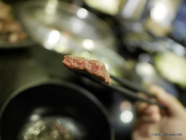 筋肉人焼肉 キン肉マン焼き肉：新竹北區/中正路/澳洲和牛/燒烤美食/筋肉人焼肉-美味雞湯無限供應，調入鮮蔥、鹽蔥美味加乘無法擋、飽啖M11等級的澳洲巧克力純血和牛澳洲巧克力純血和牛軟嫩甜香好好吃，環境舒適，佳節聚餐好選項！