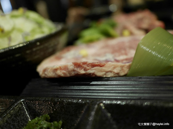 筋肉人焼肉 キン肉マン焼き肉：新竹北區/中正路/澳洲和牛/燒烤美食/筋肉人焼肉-美味雞湯無限供應，調入鮮蔥、鹽蔥美味加乘無法擋、飽啖M11等級的澳洲巧克力純血和牛澳洲巧克力純血和牛軟嫩甜香好好吃，環境舒適，佳節聚餐好選項！