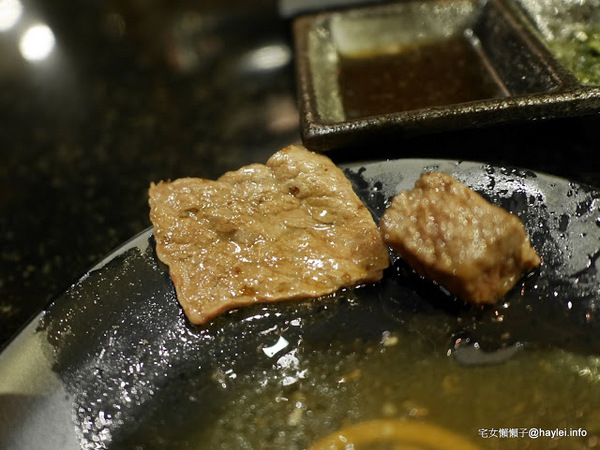筋肉人焼肉 キン肉マン焼き肉：新竹北區/中正路/澳洲和牛/燒烤美食/筋肉人焼肉-美味雞湯無限供應，調入鮮蔥、鹽蔥美味加乘無法擋、飽啖M11等級的澳洲巧克力純血和牛澳洲巧克力純血和牛軟嫩甜香好好吃，環境舒適，佳節聚餐好選項！