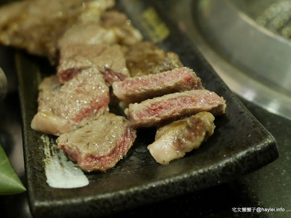 筋肉人焼肉 キン肉マン焼き肉：新竹北區/中正路/澳洲和牛/燒烤美食/筋肉人焼肉-美味雞湯無限供應，調入鮮蔥、鹽蔥美味加乘無法擋、飽啖M11等級的澳洲巧克力純血和牛澳洲巧克力純血和牛軟嫩甜香好好吃，環境舒適，佳節聚餐好選項！