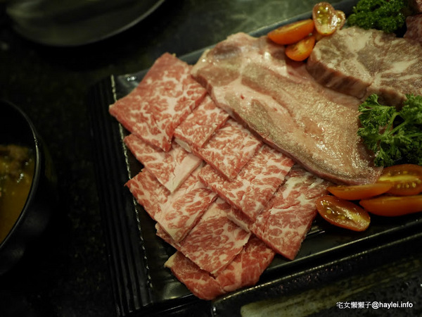 筋肉人焼肉 キン肉マン焼き肉：新竹北區/中正路/澳洲和牛/燒烤美食/筋肉人焼肉-美味雞湯無限供應，調入鮮蔥、鹽蔥美味加乘無法擋、飽啖M11等級的澳洲巧克力純血和牛澳洲巧克力純血和牛軟嫩甜香好好吃，環境舒適，佳節聚餐好選項！