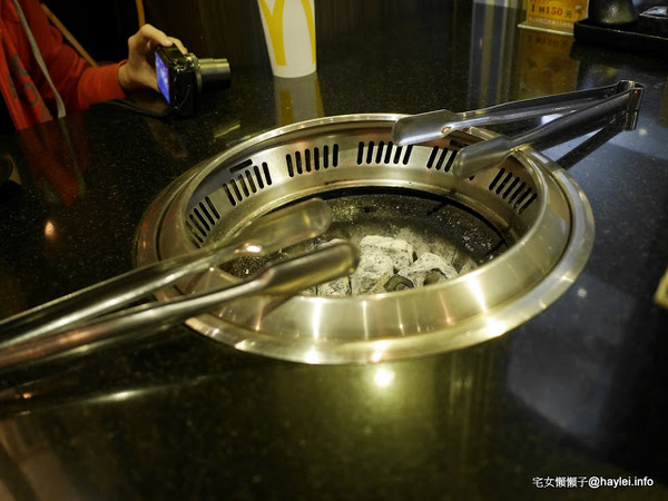 筋肉人焼肉 キン肉マン焼き肉：新竹北區/中正路/澳洲和牛/燒烤美食/筋肉人焼肉-美味雞湯無限供應，調入鮮蔥、鹽蔥美味加乘無法擋、飽啖M11等級的澳洲巧克力純血和牛澳洲巧克力純血和牛軟嫩甜香好好吃，環境舒適，佳節聚餐好選項！