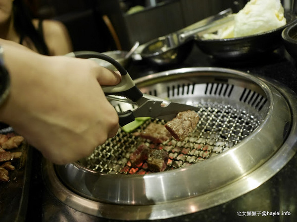 筋肉人焼肉 キン肉マン焼き肉：新竹北區/中正路/澳洲和牛/燒烤美食/筋肉人焼肉-美味雞湯無限供應，調入鮮蔥、鹽蔥美味加乘無法擋、飽啖M11等級的澳洲巧克力純血和牛澳洲巧克力純血和牛軟嫩甜香好好吃，環境舒適，佳節聚餐好選項！