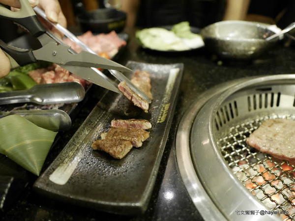筋肉人焼肉 キン肉マン焼き肉：新竹北區/中正路/澳洲和牛/燒烤美食/筋肉人焼肉-美味雞湯無限供應，調入鮮蔥、鹽蔥美味加乘無法擋、飽啖M11等級的澳洲巧克力純血和牛澳洲巧克力純血和牛軟嫩甜香好好吃，環境舒適，佳節聚餐好選項！