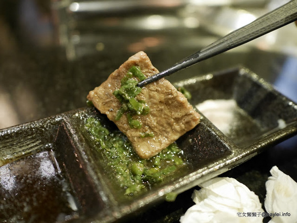 筋肉人焼肉 キン肉マン焼き肉：新竹北區/中正路/澳洲和牛/燒烤美食/筋肉人焼肉-美味雞湯無限供應，調入鮮蔥、鹽蔥美味加乘無法擋、飽啖M11等級的澳洲巧克力純血和牛澳洲巧克力純血和牛軟嫩甜香好好吃，環境舒適，佳節聚餐好選項！
