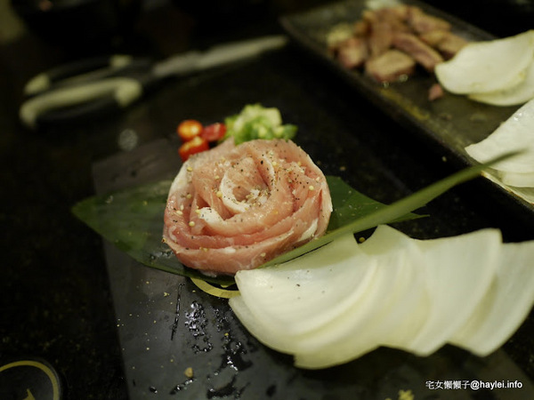 筋肉人焼肉 キン肉マン焼き肉：新竹北區/中正路/澳洲和牛/燒烤美食/筋肉人焼肉-美味雞湯無限供應，調入鮮蔥、鹽蔥美味加乘無法擋、飽啖M11等級的澳洲巧克力純血和牛澳洲巧克力純血和牛軟嫩甜香好好吃，環境舒適，佳節聚餐好選項！
