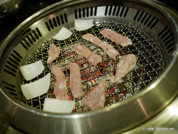 筋肉人焼肉 キン肉マン焼き肉：新竹北區/中正路/澳洲和牛/燒烤美食/筋肉人焼肉-美味雞湯無限供應，調入鮮蔥、鹽蔥美味加乘無法擋、飽啖M11等級的澳洲巧克力純血和牛澳洲巧克力純血和牛軟嫩甜香好好吃，環境舒適，佳節聚餐好選項！