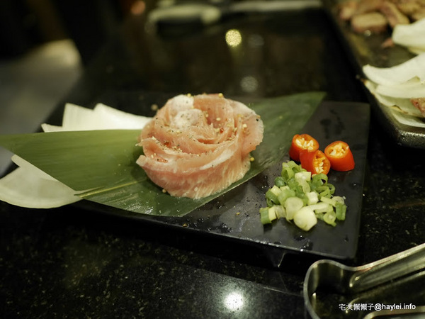 筋肉人焼肉 キン肉マン焼き肉：新竹北區/中正路/澳洲和牛/燒烤美食/筋肉人焼肉-美味雞湯無限供應，調入鮮蔥、鹽蔥美味加乘無法擋、飽啖M11等級的澳洲巧克力純血和牛澳洲巧克力純血和牛軟嫩甜香好好吃，環境舒適，佳節聚餐好選項！