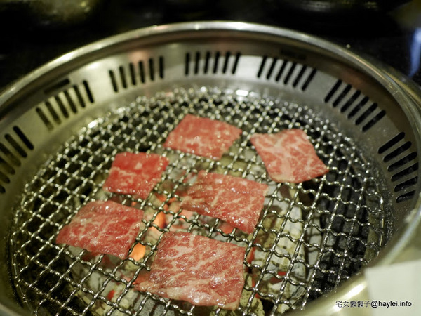 筋肉人焼肉 キン肉マン焼き肉：新竹北區/中正路/澳洲和牛/燒烤美食/筋肉人焼肉-美味雞湯無限供應，調入鮮蔥、鹽蔥美味加乘無法擋、飽啖M11等級的澳洲巧克力純血和牛澳洲巧克力純血和牛軟嫩甜香好好吃，環境舒適，佳節聚餐好選項！