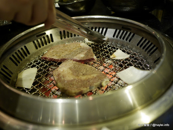 筋肉人焼肉 キン肉マン焼き肉：新竹北區/中正路/澳洲和牛/燒烤美食/筋肉人焼肉-美味雞湯無限供應，調入鮮蔥、鹽蔥美味加乘無法擋、飽啖M11等級的澳洲巧克力純血和牛澳洲巧克力純血和牛軟嫩甜香好好吃，環境舒適，佳節聚餐好選項！