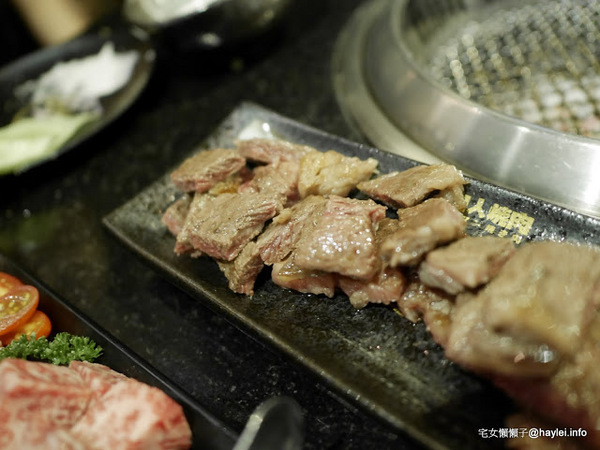 筋肉人焼肉 キン肉マン焼き肉：新竹北區/中正路/澳洲和牛/燒烤美食/筋肉人焼肉-美味雞湯無限供應，調入鮮蔥、鹽蔥美味加乘無法擋、飽啖M11等級的澳洲巧克力純血和牛澳洲巧克力純血和牛軟嫩甜香好好吃，環境舒適，佳節聚餐好選項！