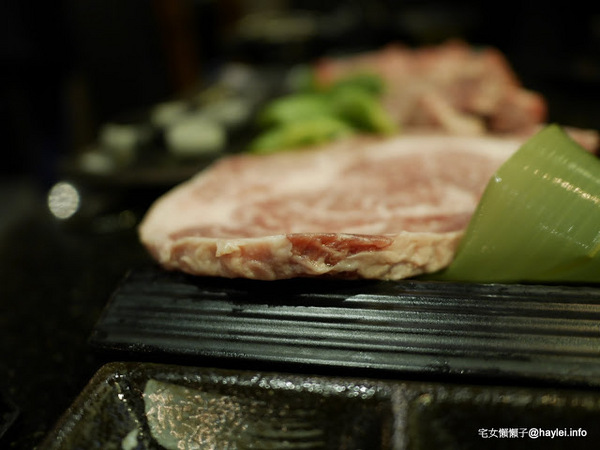 筋肉人焼肉 キン肉マン焼き肉：新竹北區/中正路/澳洲和牛/燒烤美食/筋肉人焼肉-美味雞湯無限供應，調入鮮蔥、鹽蔥美味加乘無法擋、飽啖M11等級的澳洲巧克力純血和牛澳洲巧克力純血和牛軟嫩甜香好好吃，環境舒適，佳節聚餐好選項！