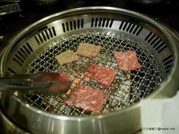 筋肉人焼肉 キン肉マン焼き肉：新竹北區/中正路/澳洲和牛/燒烤美食/筋肉人焼肉-美味雞湯無限供應，調入鮮蔥、鹽蔥美味加乘無法擋、飽啖M11等級的澳洲巧克力純血和牛澳洲巧克力純血和牛軟嫩甜香好好吃，環境舒適，佳節聚餐好選項！