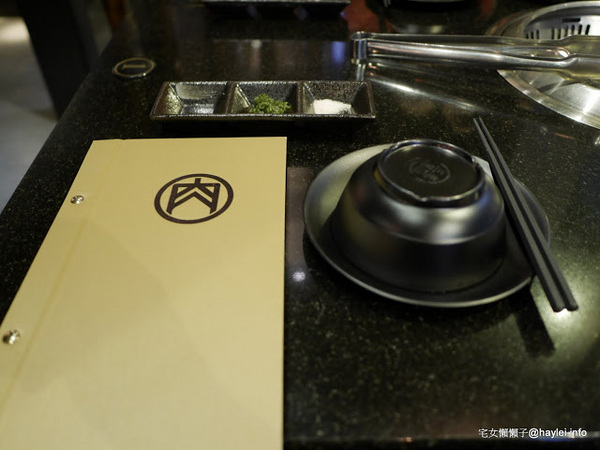 筋肉人焼肉 キン肉マン焼き肉：新竹北區/中正路/澳洲和牛/燒烤美食/筋肉人焼肉-美味雞湯無限供應，調入鮮蔥、鹽蔥美味加乘無法擋、飽啖M11等級的澳洲巧克力純血和牛澳洲巧克力純血和牛軟嫩甜香好好吃，環境舒適，佳節聚餐好選項！