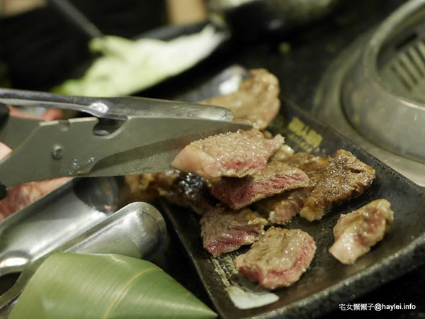 筋肉人焼肉 キン肉マン焼き肉：新竹北區/中正路/澳洲和牛/燒烤美食/筋肉人焼肉-美味雞湯無限供應，調入鮮蔥、鹽蔥美味加乘無法擋、飽啖M11等級的澳洲巧克力純血和牛澳洲巧克力純血和牛軟嫩甜香好好吃，環境舒適，佳節聚餐好選項！