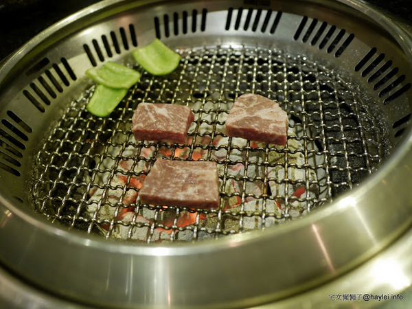 筋肉人焼肉 キン肉マン焼き肉：新竹北區/中正路/澳洲和牛/燒烤美食/筋肉人焼肉-美味雞湯無限供應，調入鮮蔥、鹽蔥美味加乘無法擋、飽啖M11等級的澳洲巧克力純血和牛澳洲巧克力純血和牛軟嫩甜香好好吃，環境舒適，佳節聚餐好選項！