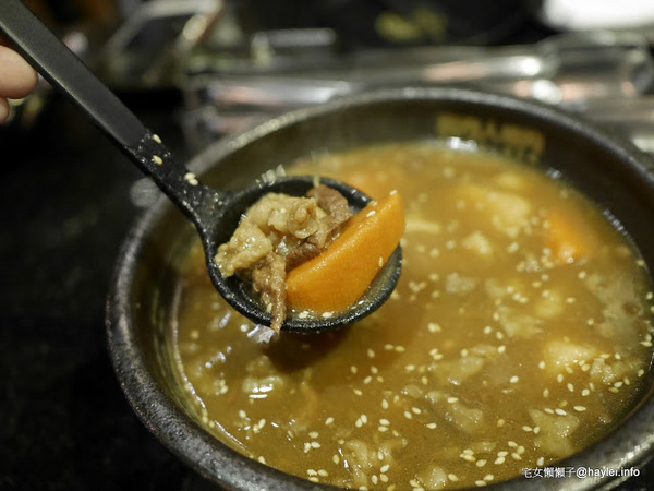筋肉人焼肉 キン肉マン焼き肉：新竹北區/中正路/澳洲和牛/燒烤美食/筋肉人焼肉-美味雞湯無限供應，調入鮮蔥、鹽蔥美味加乘無法擋、飽啖M11等級的澳洲巧克力純血和牛澳洲巧克力純血和牛軟嫩甜香好好吃，環境舒適，佳節聚餐好選項！