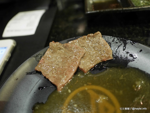 筋肉人焼肉 キン肉マン焼き肉：新竹北區/中正路/澳洲和牛/燒烤美食/筋肉人焼肉-美味雞湯無限供應，調入鮮蔥、鹽蔥美味加乘無法擋、飽啖M11等級的澳洲巧克力純血和牛澳洲巧克力純血和牛軟嫩甜香好好吃，環境舒適，佳節聚餐好選項！