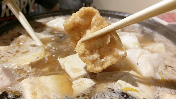 食藝石頭火鍋：食藝石頭火鍋-科博館附近超平價石頭火鍋  湯頭夠鮮夠美味  食材自取超方便   躲在巷弄內的好味道  趁最近天冷冷趕快衝