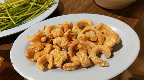 食藝石頭火鍋：食藝石頭火鍋-科博館附近超平價石頭火鍋  湯頭夠鮮夠美味  食材自取超方便   躲在巷弄內的好味道  趁最近天冷冷趕快衝