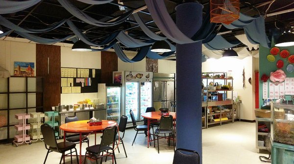 食藝石頭火鍋：食藝石頭火鍋-科博館附近超平價石頭火鍋  湯頭夠鮮夠美味  食材自取超方便   躲在巷弄內的好味道  趁最近天冷冷趕快衝