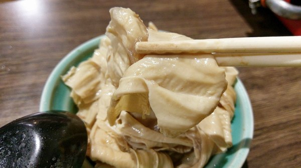 食藝石頭火鍋：食藝石頭火鍋-科博館附近超平價石頭火鍋  湯頭夠鮮夠美味  食材自取超方便   躲在巷弄內的好味道  趁最近天冷冷趕快衝