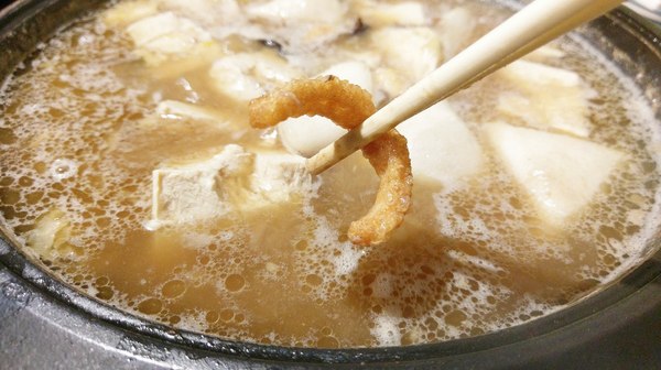 食藝石頭火鍋：食藝石頭火鍋-科博館附近超平價石頭火鍋  湯頭夠鮮夠美味  食材自取超方便   躲在巷弄內的好味道  趁最近天冷冷趕快衝