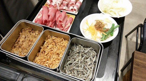 食藝石頭火鍋：食藝石頭火鍋-科博館附近超平價石頭火鍋  湯頭夠鮮夠美味  食材自取超方便   躲在巷弄內的好味道  趁最近天冷冷趕快衝