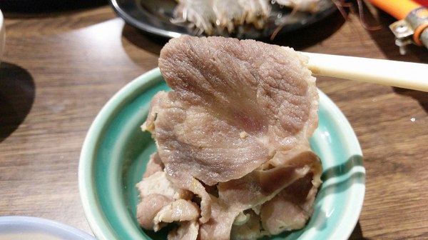 食藝石頭火鍋：食藝石頭火鍋-科博館附近超平價石頭火鍋  湯頭夠鮮夠美味  食材自取超方便   躲在巷弄內的好味道  趁最近天冷冷趕快衝