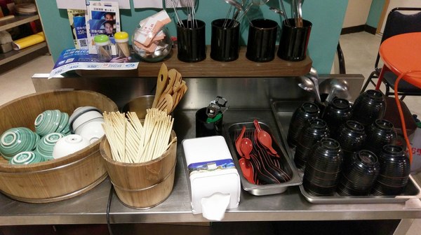 食藝石頭火鍋：食藝石頭火鍋-科博館附近超平價石頭火鍋  湯頭夠鮮夠美味  食材自取超方便   躲在巷弄內的好味道  趁最近天冷冷趕快衝