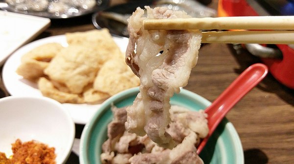 食藝石頭火鍋：食藝石頭火鍋-科博館附近超平價石頭火鍋  湯頭夠鮮夠美味  食材自取超方便   躲在巷弄內的好味道  趁最近天冷冷趕快衝