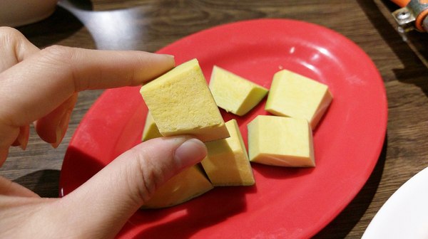 食藝石頭火鍋：食藝石頭火鍋-科博館附近超平價石頭火鍋  湯頭夠鮮夠美味  食材自取超方便   躲在巷弄內的好味道  趁最近天冷冷趕快衝