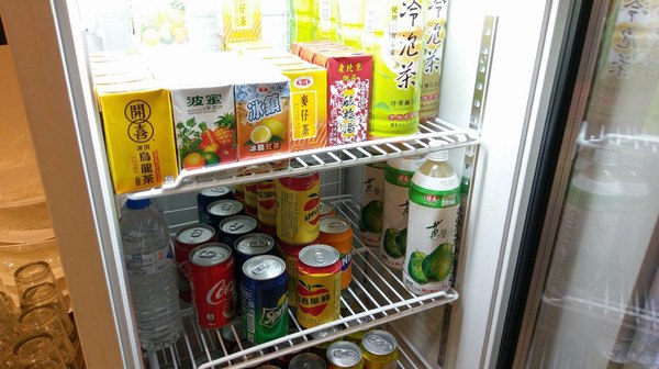 食藝石頭火鍋：食藝石頭火鍋-科博館附近超平價石頭火鍋  湯頭夠鮮夠美味  食材自取超方便   躲在巷弄內的好味道  趁最近天冷冷趕快衝