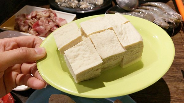 食藝石頭火鍋：食藝石頭火鍋-科博館附近超平價石頭火鍋  湯頭夠鮮夠美味  食材自取超方便   躲在巷弄內的好味道  趁最近天冷冷趕快衝